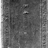 Grabplatte des Stefan von Sattelbogen aus rotem Marmor.