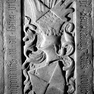 Wappengrabplatte des Leopold von Paulsdorf aus rotem Marmor, im Boden eingelassen.