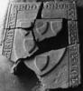 Bild zur Katalognummer 34: Scchs Fragmente der oberen Hälfte der Grabplatte des Ritters Humbert von Schönburg auf Wesel (gen.) von Argenthal