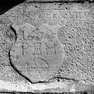 Fragment einer Inschriftenplatte aus rotem Sandstein, deren Herkunft unbekannt ist.