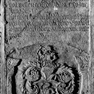 Wappengrabplatte für den Ratsbürger Augustin Schmidberger mit seinen beiden Ehefrauen Ehrentraut und Ursula, an der Westwand unter der Empore, siebente von Norden. Rotmarmor.