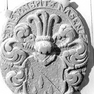 Dom, Südempore, Metallteil der Grabplatte für das Ehepaar Wiedensee/Fronhorst, Wappen Spitznase (1648)
