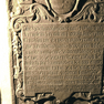 13zeilige Grabinschrift auf der Grabplatte der Gräfin Luise Albertine von Erbach.