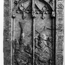 Wappengrabplatte für Adelheid von Aichberg, im Vorraum an der Südwand über Treppe. Rotmarmor.