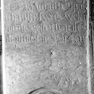 Fragment einer Grabplatte für Elspett Heypeck, an der Westwand, innen, unter der Empore im neunten Abschnitt von Norden in der Mitte. Rotmarmor.