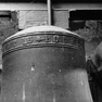 Evangelistennamen auf einer Glocke im Glockenturm.