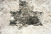 Bild zur Katalognummer 320: Fragment des Grabkreuz für Catharina Rühl (Ruel), eingelassen in Wand