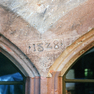 Jahreszahl, Initialen und Steinmetzzeichen am Fenstergewände im Erdgeschoß des Nordflügels.