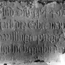 Fragment einer Grabplatte mit den Grabinschriften für den Bürger Wisinger (Nr. 410) und eine unbekannte Person (Nr. 884), im Boden am Südportal. Rotmarmor.