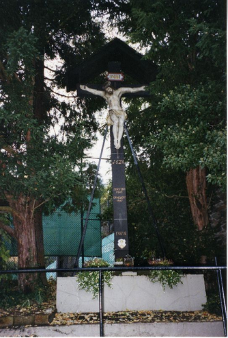 Bild zur Katalognummer 330: Monumentales Wegekreuz mit Initialen und Jahreszahl