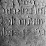 Grabplatte mit den Grabinschriften für Hans Wisinger (I) und seine Ehefrau Barbara (II), an der Nordwand im zweiten Abschnitt von Westen, obere Platte. Rotmarmor.