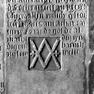 Grabplatte für Magdalena Perger, an der Wand zur Sakristei, fünfte Platte von Süden, unten. Rotmarmor.