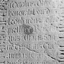 Grabinschrift für den Benefiziaten Leonhard Zollner auf der Grabplatte für Kunigunde Amsl (Nr. 57 †), ehemals im Keller des Gasthauses "Bayerischer Löwe" als zweite Deckplatte eines Kanals. Zweitverwendung der Platte.