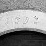 Rundbogenportal, Detail mit Jahreszahl im Scheitel