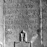 Grabplatte für Wolfgang Getzinger, Kanoniker von St. Salvator, an der Südwand, elfte von Westen. Rotmarmor.