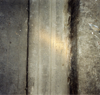 Bild zur Katalognummer 463: Als Spolie verwendetes Fragment einer Grabplatte