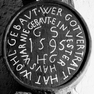 Spruchinschrift, Jahreszahl und Initialen auf Holzmedaillon