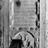 Gedenkschrift, vorgebliche Grabplatte für den Stadtrichter Urban Gundacker als Heiliggeistpfleger mit der Grabschrift für seinen Nachfolger Christoph Sticker (Nr. 680), an der Nordwestwand, siebente von Westen unter dem nördlichen Seitenfenster. Rotmarmor