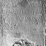 Fragment einer Grabplatte mit den Grabinschriften für Hans Babenberger (Nr. 348) und den Benefiziaten Sebastian Babenberger (Nr. 542), Mehrfachverwendung der Platte.Rotmarmor.