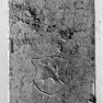 Grabplatte für den Bürger Stephan Baumgartner, an der westlichen Seite der Südwand, außen. Rotmarmor.