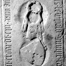 Wappengrabplatte der Familie Gumprecht aus rotem Marmor, im Boden eingelassen.
