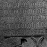 Detail zu Wappengrabplatte für Wilhelm von Rottau und seine Gemahlin Anna von Aham, an der Westwand in der südlichen Seitenkapelle. Rotmarmor.