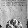 Grabplatte für den Spitalpfleger Melchior Perl, an der Südwand, fünfte von Westen. Rotmarmor.
