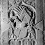 Wappengrabplatte der Ursula Lerchenfelder und der Anna Glockengießer aus rotem Marmor, im Boden eingelassen.
