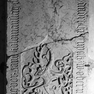 Wappengrabplatte für Andreas Tattenpeck, an der Westwand der mittleren nördlichen Steienkapelle. Rotmarmor.