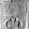 Grabtafel mit fragmentarischer Grabinschrift für einen Geistlichen