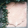 Bild zur Katalognummer 409: Als Spolie verwendeter Wappenstein mit Initialen und Jahreszahl