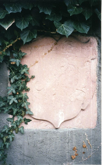 Bild zur Katalognummer 409: Als Spolie verwendeter Wappenstein mit Initialen und Jahreszahl
