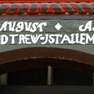 Tursturz mit dreizeiliger, fast gemalter Inschrift