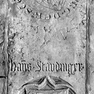 Wappengrabplatte mit den Grabinschriften für Georg (Nr. 94) und Hans Staudinger (Nr. 254), an der Nordwand des Altarraums, zweite von Westen oben. Mehrfachverwendung der Platte. Rotmarmor.