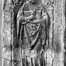 Figurale Grabplatte für den Pfarrer Johann Hofmann, an der Südwand, vierte von Westen. Rotmarmor.