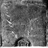 Fragment der Grabplatte für Balthasar Bayr, an der Nordwand in der fünften Abteilung von Westen, untere Platte. Rotmarmor.